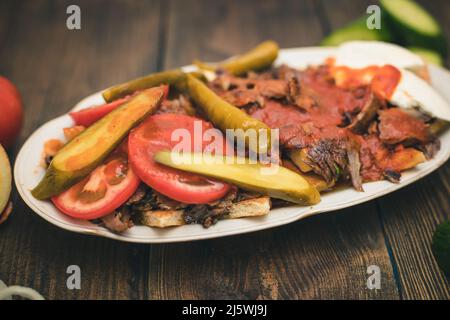 türkische Nationalgerichte sind iskender oder iskender Kebab mit Joghurt und Kräutern. Stockfoto