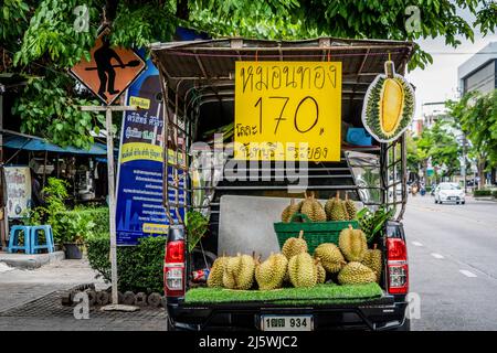 Bangkok, Thailand. 26. April 2022. Durian Fruit auf der Rückseite eines Verkäuferwagens. In Thailand beginnt die Durian-Saison. Die saisonalen Früchte sind eine Cash-Ernte für den nationalen und internationalen Export Thailands. Kredit: SOPA Images Limited/Alamy Live Nachrichten Stockfoto