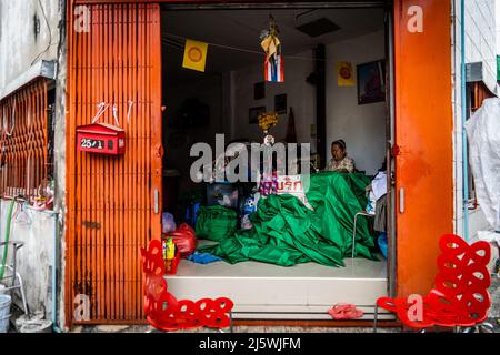 Bangkok, Thailand. 26. April 2022. Eine Näherin näht bei ihr zu Hause eine überdimensionale Flagge. (Foto von Matt Hunt/SOPA Images/Sipa USA) Quelle: SIPA USA/Alamy Live News Stockfoto