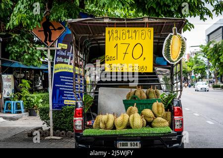 Bangkok, Thailand. 26. April 2022. Durian Fruit auf der Rückseite eines Verkäuferwagens. In Thailand beginnt die Durian-Saison. Die saisonalen Früchte sind eine Cash-Ernte für den nationalen und internationalen Export Thailands. (Foto von Matt Hunt/SOPA Images/Sipa USA) Quelle: SIPA USA/Alamy Live News Stockfoto