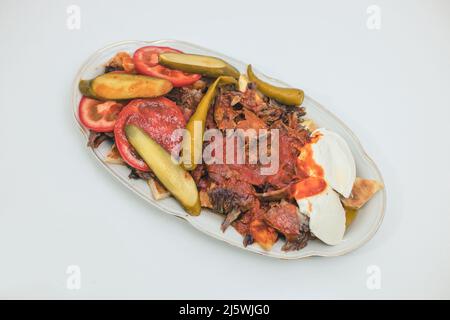 türkische Nationalgerichte sind iskender oder iskender Kebab mit Joghurt und Kräutern. Stockfoto