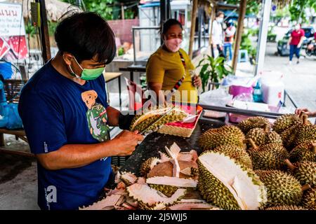 Bangkok, Thailand. 26. April 2022. Durian-Händler bereiten die Früchte für den Verkauf auf einem Outdoor-Markt vor. In Thailand beginnt die Durian-Saison. Die saisonalen Früchte sind eine Cash-Ernte für den nationalen und internationalen Export Thailands. (Foto von Matt Hunt/SOPA Images/Sipa USA) Quelle: SIPA USA/Alamy Live News Stockfoto