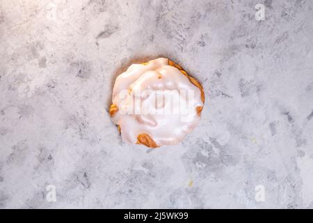 Köstliches Cinnabon-Brötchen mit Blick von oben. Frisches Gebäck. Stockfoto