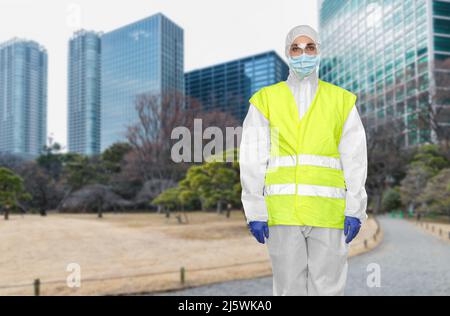 Gesundheits- oder Sanitärarbeiter in Gefahrgutanzug Stockfoto