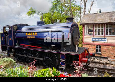 Hunslet Austerity 0-6-0 Sattelpanzer-Shunter-Dampflokomotive namens Northiam der Kent & East Sussex Railway am Tenterden Town Station. Signalbox Stockfoto