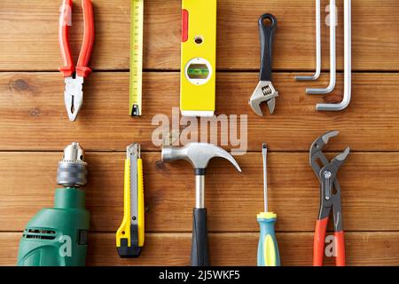 Verschiedene Arbeitswerkzeuge auf Holzbrettern Stockfoto