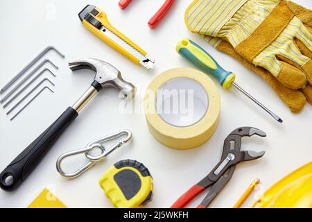 Verschiedene Arbeitswerkzeuge auf weißem Hintergrund Stockfoto