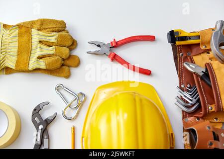 Verschiedene Arbeitswerkzeuge auf weißem Hintergrund Stockfoto