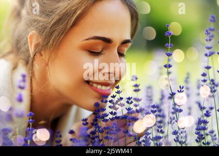 Nahaufnahme der Frau duftenden Lavendelblüten Stockfoto