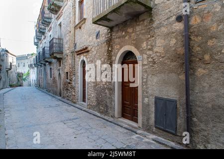 strade interne e costruzioni di Montalbano Elicona in Provincia di Messina, borgo dei borghi 2015, splendido borgo medievale molto caratteristico Stockfoto