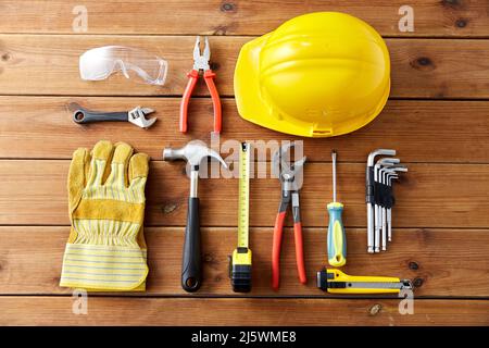 Verschiedene Arbeitswerkzeuge auf Holzbrettern Stockfoto