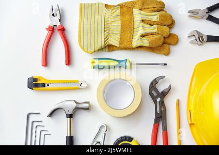 Verschiedene Arbeitswerkzeuge auf weißem Hintergrund Stockfoto