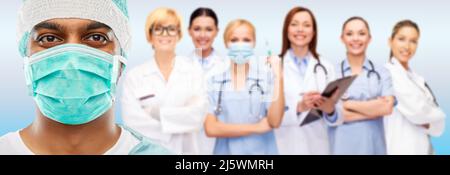 Nahaufnahme des indischen Chirurgen in Maske und Ärzte Stockfoto