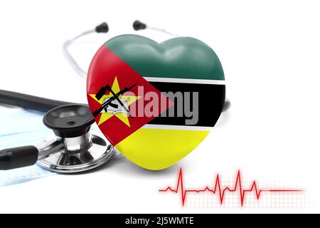 Flagge Mosambiks in Form eines Herzens neben einem Stethoskop, dem Konzept des Weltgesundheitssystems Stockfoto