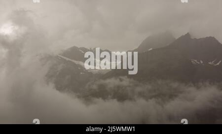 Schöne Erkundungstour durch die Berge in der Schweiz. Stockfoto