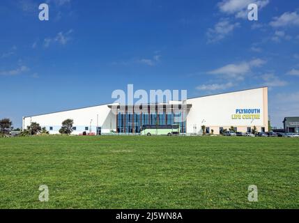 Eingang zum Plymouth Life Center im Central Park, Plymouth. Ein Multi-Sport-Center mit einem großen Swimmingpool Stockfoto