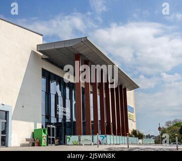 Eingang zum Plymouth Life Center im Central Park, Plymouth. Ein Multi-Sport-Center mit einem großen Swimmingpool Stockfoto