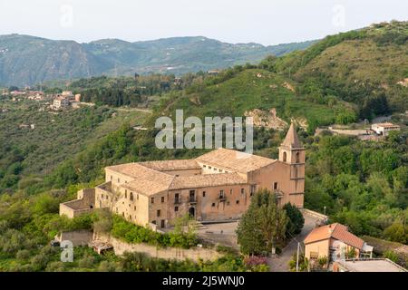 convento dei carmelitani calzati a San Piero Patti, Gemeinde in der Provinz Messina sui monti Nebrodi Stockfoto