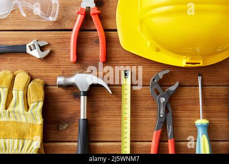 Verschiedene Arbeitswerkzeuge auf Holzbrettern Stockfoto