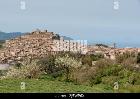 vista del borgo di Montalbano Elicona, Provincia di Messina sui monti Nebrodi Stockfoto