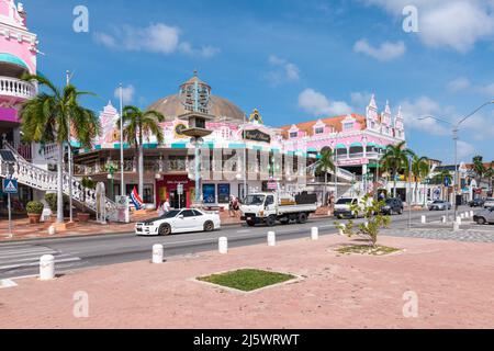 ORANJESTAD, ARUBA - 31. MÄRZ 2022: Straße mit Einkaufszentrum in Oranjestad, Aruba. Stockfoto