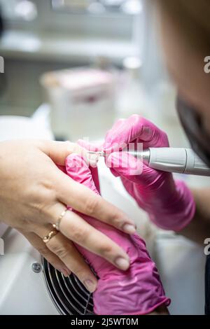 Maniküre Künstler macht professionelle Maniküre im Schönheitssalon Stockfoto