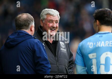 Coventry City-Manager Mark Robins und Callum O'Hare von Coventry City teilen sich einen Witz mit West Bromwich Albion-Manager Steve Bruce (Mitte) während des Sky Bet Championship-Spiels in den Hawthorns, West Bromwich. Bilddatum: Samstag, 23. April 2022. Stockfoto