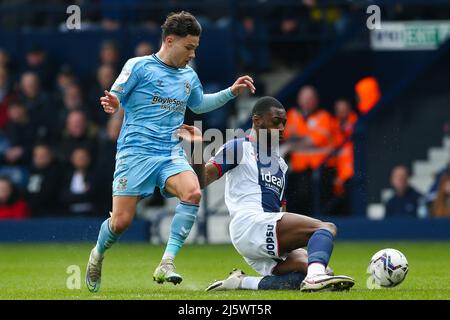 Callum O'Hare von Coventry City und West Bromwich Albions Semi Ajayi während des Sky Bet Championship-Spiels in den Hawthorns, West Bromwich. Bilddatum: Samstag, 23. April 2022. Stockfoto