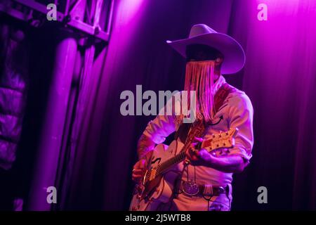 25. April 2022, San Diego, CA, Vereinigte Staaten von Amerika: Orville Peck führt am Montag, 25.. April 2022, im Humphrey's by the Bay in San Diego, Kalifornien, seine eklektische Mischung aus psychedelischem Outlaw-Land vor. Herr Peck kommt aus Südafrika und hat seinen Sitz in Kanada. Kürzlich trat er auch bei Coachella 2022 auf und zu seinen Einflüssen gehören Goth, Punk, Rock, Country und Pop. Peck hat mit Künstlern wie Lady Gaga und Shania Twain zusammengearbeitet (Foto: © Rishi Deka/ZUMA Press Wire) Stockfoto