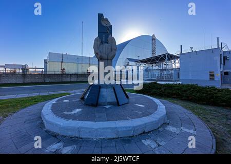 Der 22. Oktober 2021, ein Blick auf die riesige sichere Kuppel, die den Sarkophag über dem beschädigten Tschernobyl-Reaktor Nr. 4 im verlassenen terri versiegelt Stockfoto