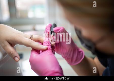 Maniküre Künstler macht professionelle Maniküre im Schönheitssalon Stockfoto