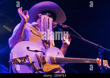 25. April 2022, San Diego, CA, Vereinigte Staaten von Amerika: Orville Peck führt am Montag, 25.. April 2022, im Humphrey's by the Bay in San Diego, Kalifornien, seine eklektische Mischung aus psychedelischem Outlaw-Land vor. Herr Peck kommt aus Südafrika und hat seinen Sitz in Kanada. Kürzlich trat er auch bei Coachella 2022 auf und zu seinen Einflüssen gehören Goth, Punk, Rock, Country und Pop. Peck hat mit Künstlern wie Lady Gaga und Shania Twain zusammengearbeitet (Foto: © Rishi Deka/ZUMA Press Wire) Stockfoto