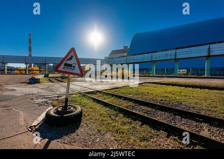 Der 22. Oktober 2021, ein Blick auf die riesige sichere Kuppel, die den Sarkophag über dem beschädigten Tschernobyl-Reaktor Nr. 4 im verlassenen terri versiegelt Stockfoto