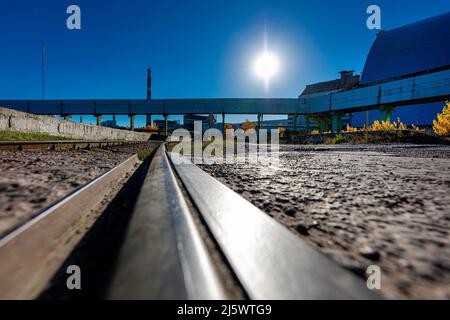 Der 22. Oktober 2021, ein Blick auf die riesige sichere Kuppel, die den Sarkophag über dem beschädigten Tschernobyl-Reaktor Nr. 4 im verlassenen terri versiegelt Stockfoto