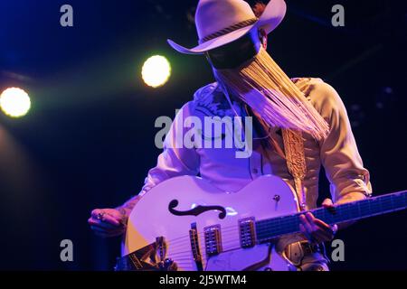 25. April 2022, San Diego, CA, Vereinigte Staaten von Amerika: Orville Peck führt am Montag, 25.. April 2022, im Humphrey's by the Bay in San Diego, Kalifornien, seine eklektische Mischung aus psychedelischem Outlaw-Land vor. Herr Peck kommt aus Südafrika und hat seinen Sitz in Kanada. Kürzlich trat er auch bei Coachella 2022 auf und zu seinen Einflüssen gehören Goth, Punk, Rock, Country und Pop. Peck hat mit Künstlern wie Lady Gaga und Shania Twain zusammengearbeitet (Foto: © Rishi Deka/ZUMA Press Wire) Stockfoto