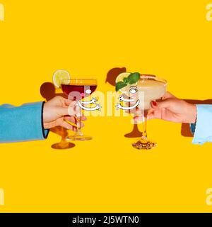 Collage zeitgenössischer Kunst mit Zeichnungen. Weibliche Hände halten Glas mit Cocktails isoliert auf hellgelben Hintergrund. Pop-Art, Cartoon-Stil Stockfoto