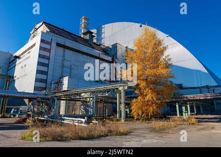 Der 22. Oktober 2021, ein Blick auf die riesige sichere Kuppel, die den Sarkophag über dem beschädigten Tschernobyl-Reaktor Nr. 4 im verlassenen terri versiegelt Stockfoto