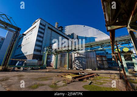 Der 22. Oktober 2021, ein Blick auf die riesige sichere Kuppel, die den Sarkophag über dem beschädigten Tschernobyl-Reaktor Nr. 4 im verlassenen terri versiegelt Stockfoto