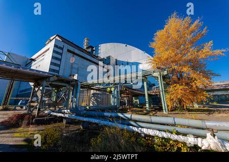 Der 22. Oktober 2021, ein Blick auf die riesige sichere Kuppel, die den Sarkophag über dem beschädigten Tschernobyl-Reaktor Nr. 4 im verlassenen terri versiegelt Stockfoto