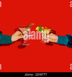 Collage zeitgenössischer Kunst mit Zeichnungen. Weibliche Hände halten Glas mit Cocktails isoliert auf hellrotem Hintergrund. Pop-Art, Cartoon-Stil Stockfoto