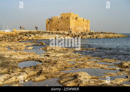 Das mittelalterliche Kastell am Hafen von Paphos, Zypern, Europa | mittelalterliche Burg am Hafen von Paphos, Zypern, Europa Stockfoto