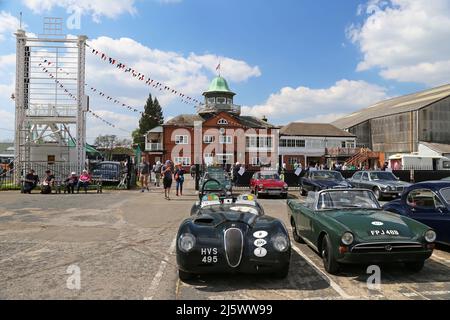 Jaguar XK120 (1952) und Sunbeam Alpine (1963), British Marques Day, 24. April 2022, Brooklands Museum, Weybridge, Surrey, England, Großbritannien, Europa Stockfoto