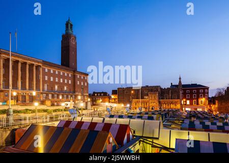 Morgendämmerung am Norwich Market, stadtratsgebäude in der Ferne. Norwich, Norfolk, England. Stockfoto