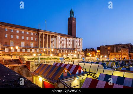 Morgendämmerung am Norwich Market, Stadtverwaltung in der Ferne, Norfolk, England. Stockfoto