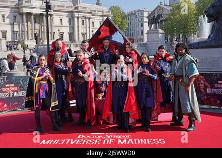 Cosplayer besuchen den Fotoanruf „Doctor Strange“ und „Multiverse of Madness“ am Trafalgar Square, London. Bilddatum: Dienstag, 26. April 2022. Stockfoto