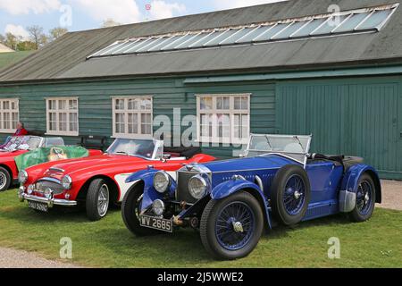 Austin-Healey 3000 MkIII (1965) und Invicta 4,5 S-Type (1934), British Marques Day, 24. April 2022, Brooklands Museum, Weybridge, Surrey, England, Großbritannien Stockfoto