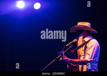 25. April 2022, San Diego, CA, Vereinigte Staaten von Amerika: Orville Peck führt am Montag, 25.. April 2022, im Humphrey's by the Bay in San Diego, Kalifornien, seine eklektische Mischung aus psychedelischem Outlaw-Land vor. Herr Peck kommt aus Südafrika und hat seinen Sitz in Kanada. Kürzlich trat er auch bei Coachella 2022 auf und zu seinen Einflüssen gehören Goth, Punk, Rock, Country und Pop. Peck hat mit Künstlern wie Lady Gaga und Shania Twain zusammengearbeitet (Foto: © Rishi Deka/ZUMA Press Wire) Stockfoto