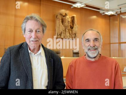 Karlsruhe, Deutschland. 26. April 2022. Friedbert Mühldorfer (l.) und Harald Munding, Kläger gegen das bayerische Verfassungsschutzgesetz, warten vor dem Bundesverfassungsgericht auf den Beginn der Urteilsverkündung. Das bayerische Verfassungsschutzgesetz sei nach dem Urteil teilweise verfassungswidrig. Quelle: Uli Deck/dpa/Alamy Live News Stockfoto