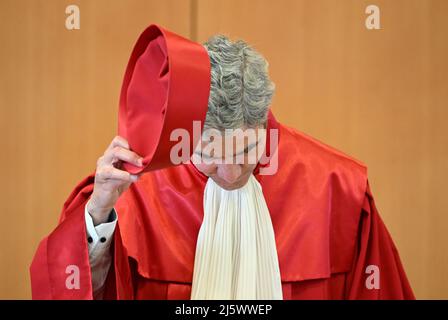 Karlsruhe, Deutschland. 26. April 2022. Stephan Harbarth, Vorsitzender des Ersten Senats und Präsident des Bundesverfassungsgerichts, gibt das Urteil zum bayerischen Verfassungsschutzgesetz bekannt. Das bayerische Verfassungsschutzgesetz sei nach dem Urteil teilweise verfassungswidrig. Quelle: Uli Deck/dpa/Alamy Live News Stockfoto