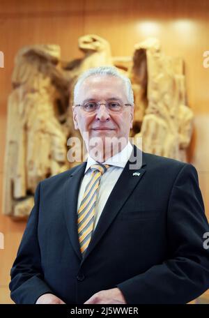 Karlsruhe, Deutschland. 26. April 2022. Bayerns Innenminister Joachim Herrmann (CSU) wartet im Bundesverfassungsgericht auf den Beginn der Urteilsverkündung zum bayerischen Verfassungsschutzgesetz. Das bayerische Verfassungsschutzgesetz sei nach dem Urteil teilweise verfassungswidrig. Quelle: Uli Deck/dpa/Alamy Live News Stockfoto